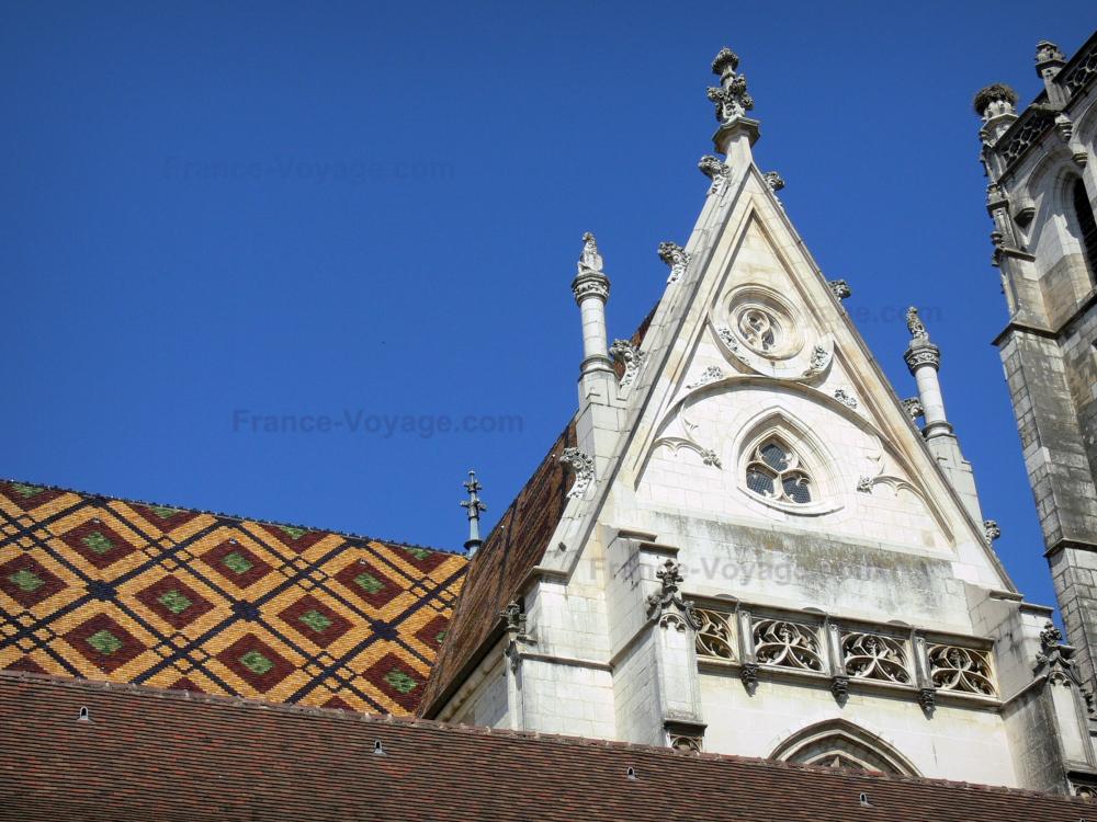Monastère royal de Brou - Église de Brou avec sa toiture de tuiles vernissées polychromes