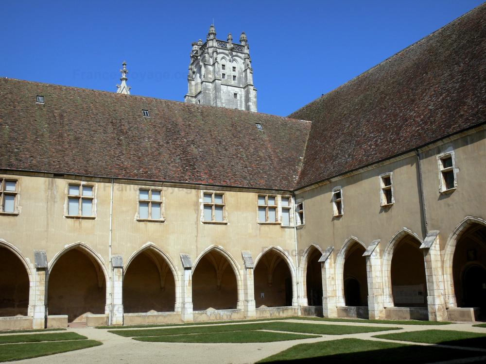 Monastère royal de Brou - Grand cloître dominé par le clocher de l'église