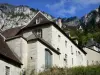 Monasterio de la Gran Cartuja - Edificios monásticos de la Cartuja y las caras rocosas de las montañas de Chartreuse (Parque Natural Regional de Chartreuse) en la comuna de Saint-Pierre-de-Chartreuse