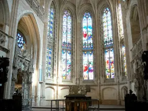 Monasterio real de Brou - Dentro de la iglesia gótica de finales del Brou: ventanas del coro y la tumba de Filiberto el Hermoso (Duque de Saboya) en la localidad de Bourg-en-Bresse