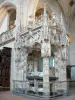 Monasterio real de Brou - Dentro de la iglesia gótica de finales del Brou: la tumba de Margarita de Austria en la ciudad de Bourg-en-Bresse