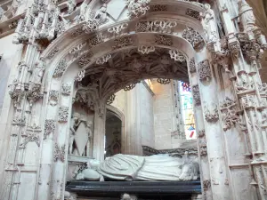 Monasterio real de Brou - Dentro de la iglesia gótica de finales del Brou: la tumba de Margarita de Austria coronada por un dosel de piedra