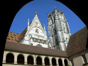 Monasterio real de Brou - Galería del primer claustro, el campanario y la fachada de la iglesia