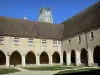 Monasterio real de Brou - Claustro grande dominada por el campanario de la iglesia