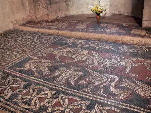 Monastero di Ganagobie - All'interno della chiesa del monastero benedettino: mosaici medievali (mosaico romano)