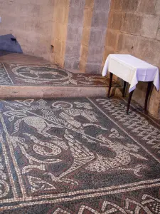 Monastero di Ganagobie - All'interno della chiesa del monastero benedettino: mosaici medievali (mosaico romano)