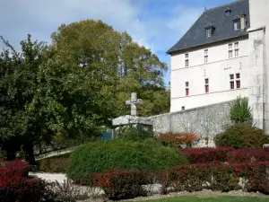 Monastero della Grande Chartreuse - Correrie della Grande Chartreuse: croci, edificio monastico e giardino