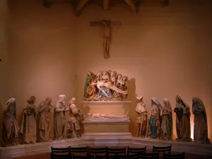 Monestiés - Inside of the Saint-Jacques chapel: polychromatic stone statues of Entombment