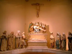 Monestiés - Inside of the Saint-Jacques chapel: polychromatic stone statues of Entombment