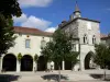 Monflanquin - Middeleeuwse stad: Place des Arcades versierde bomen, het museum gevel van ommuurde steden, de thuisbasis van de Zwarte Prins met zijn twee baaien, en de toren van de kerk van St. Andrew's die het geheel domineert