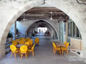 Monflanquin - Mittelalterliche Bastide: Terrasse eines Cafés unter den Arkaden