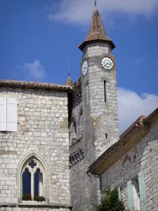 Monflanquin - Mittelalterliche Bastide: gekuppeltes Fenster des Hauses Prince Noir und Glockenturm der Kirche Saint-André