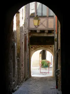 Monflanquin - Bastide médiévale : carrerot (ruelle piétonne) surmontée d'un pontet