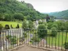 Monolithische Kapelle von Fontanges - Panorama des Dorfes Fontanges und seiner Häuser in einer grünen Umgebung, von der Spitze des Felsens