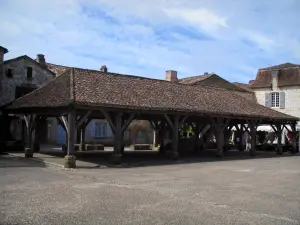 Monpazier - Halle de la place des Cornières (place centrale de la bastide), en Périgord