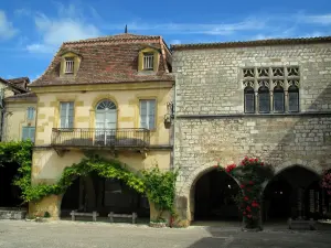 Monpazier - Häuser mit Arkaden des Platzes Cornières (zentraler Platz der Bastide), im Périgord
