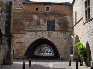 Monpazier - Arcades de la bastide menant à la place des Cornières (place centrale), en Périgord