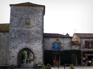 Monpazier - Porte fortifiée et maisons de la bastide, en Périgord