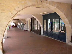 Monségur - Onder de arcades van de plaats Robert Darniche