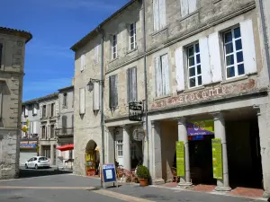 Monségur - Gevels van huizen en cafe terras van het herenhuis