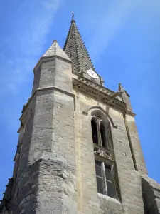 Monségur - Toren en de torenspits van de kerk van Notre - Dame