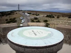 Mont Aigoual - Table d'orientation de l'observatoire du mont Aigoual ; dans le massif de l'Aigoual, dans le Parc National des Cévennes (massif des Cévennes), sur la commune de Valleraugue