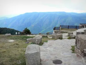 Mont Aigoual - Depuis le site de l'observatoire météorologique du mont Aigoual, vue sur les montagnes environnantes ; dans le massif de l'Aigoual, dans le Parc National des Cévennes (massif des Cévennes)