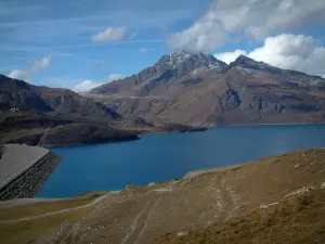 Meer van le Mont-Cenis - Pasture, meer (water reservoir), dam en bergen met wolken in de blauwe hemel, in de Haute-Maurienne (perifere zone van de Vanoise National Park)