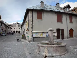 Mont-Dauphin - Citadelle (place forte Vauban) : fontaine, rues et maisons de la ville fortifiée 