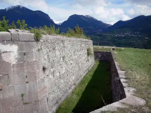 Mont-Dauphin - Fossé et fortifications de la citadelle (place forte Vauban)