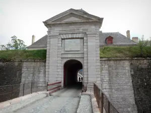 Mont-Dauphin - Citadelle (place forte Vauban) : porte de Briançon et son pont-levis