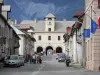 Mont-Dauphin - Citadelle (place forte Vauban) : rue bordée de maisons et pavillon de l'Horloge