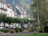 Le Mont-Dore - Kurort: Kurpark geschmückt mit Bäumen und Hausfassaden; im Regionalen Naturpark der Vulkane der Auvergne, im Bergmassiv Dore