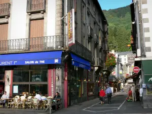 Le Mont-Dore - Spa town: café terrace, shops, streets and houses