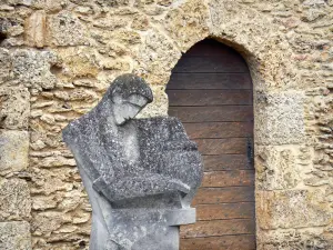 Mont-de-Marsan - Museum Despiau-Wlérick: Skulptur und Tor der ehemaligen romanischen Kapelle