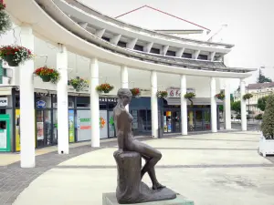 Mont-de-Marsan - Skulptur und Einkaufsläden der Stadt