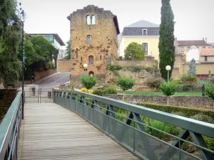 Mont-de-Marsan - Steg überspannend den Fluss Midou mit Blick auf das romanische Haus bergend das Museum Dubalen