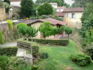 Mont-de-Marsan - Skulpturengarten des Museums Despiau-Wlérick und Fassaden der Stadt umgeben von Grün