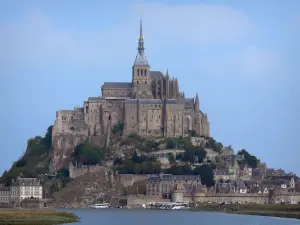 Mont-Saint-Michel - Rocky eilandje met Mont-Saint-Michel abdijkerk en abdij gebouwen van de Benedictijner abdij, huizen en wallen van de middeleeuwse stad (dorp)