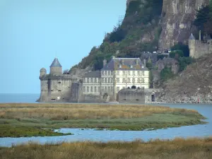 Mont-Saint-Michel - Gebouw, toren, zee en kwelders