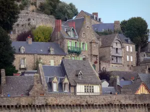 Mont-Saint-Michel - Häuser und Befestigungsmauern der mittelalterlichen Stätte (Dorf)