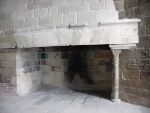 Mont-Saint-Michel - Intérieur de l'abbaye bénédictine : la Merveille : cheminée de la salle des Hôtes