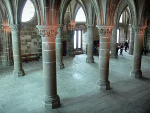 Mont-Saint-Michel - All'interno l'abbazia benedettina: il Wonder: Colonne di Hall (Scriptorium) dei Cavalieri '