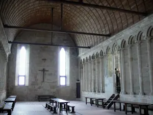 Mont-Saint-Michel - Intérieur de l'abbaye bénédictine : la Merveille : réfectoire des moines