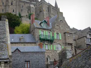 Mont-Saint-Michel - Benedictijner abdij met uitzicht op de huizen van de middeleeuwse stad (dorp)