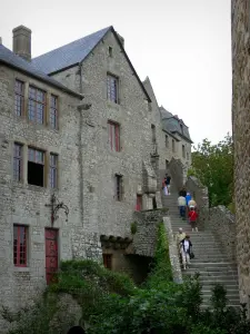 Mont-Saint-Michel - Escalier et maisons en pierre de la cité médiévale (village)