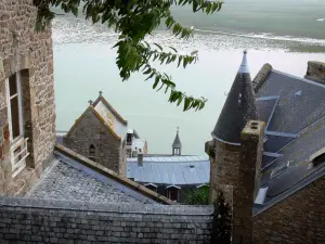 Mont-Saint-Michel - Daken van de middeleeuwse stad (dorp) en de parochiekerk toren met uitzicht op de baai van Mont-Saint-Michel