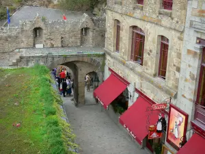Mont-Saint-Michel - Dans la cité médiévale (village), maison en pierre avec enseigne de la Mère Poulard
