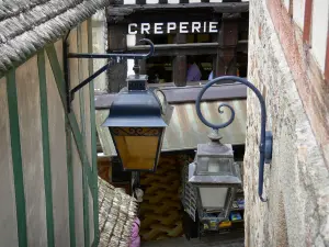 Mont-Saint-Michel - Lampadaires et façades de maisons à colombages