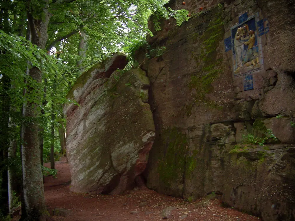 Le mont Sainte-Odile - Mont Sainte-Odile: Falaise de grès rose, chemin de croix en céramique et arbres de la forêt